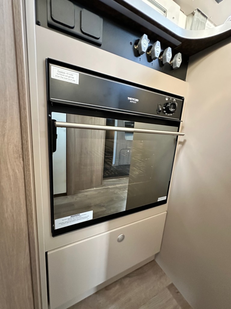 Küche_und_Backofen_Carado_T338_Reisemobile_Emsdetten Küche_und_Backofen_Carado_T338_Reisemobile_Emsdetten